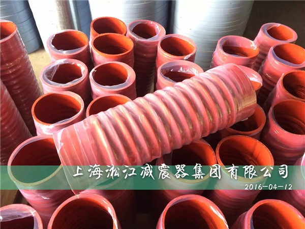 為某化工廠定做的紅色非標卡箍式橡膠軟連接發貨現場 紅色非標卡箍式橡膠軟連接