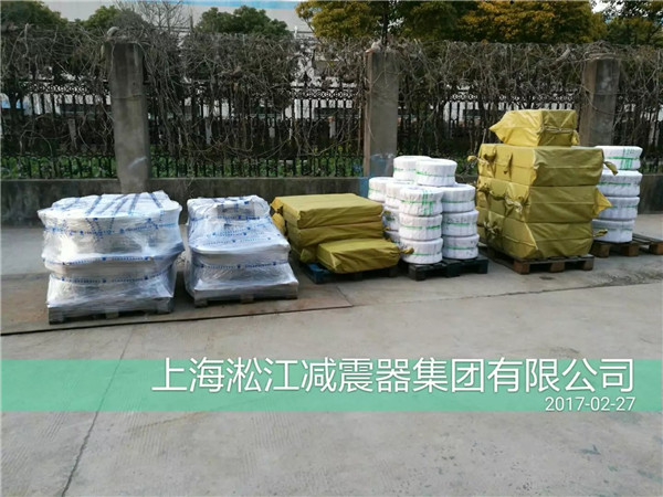 影響橡膠接頭的壽命因素有兩個 橡膠接頭